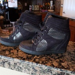 Black wedge sneakers
